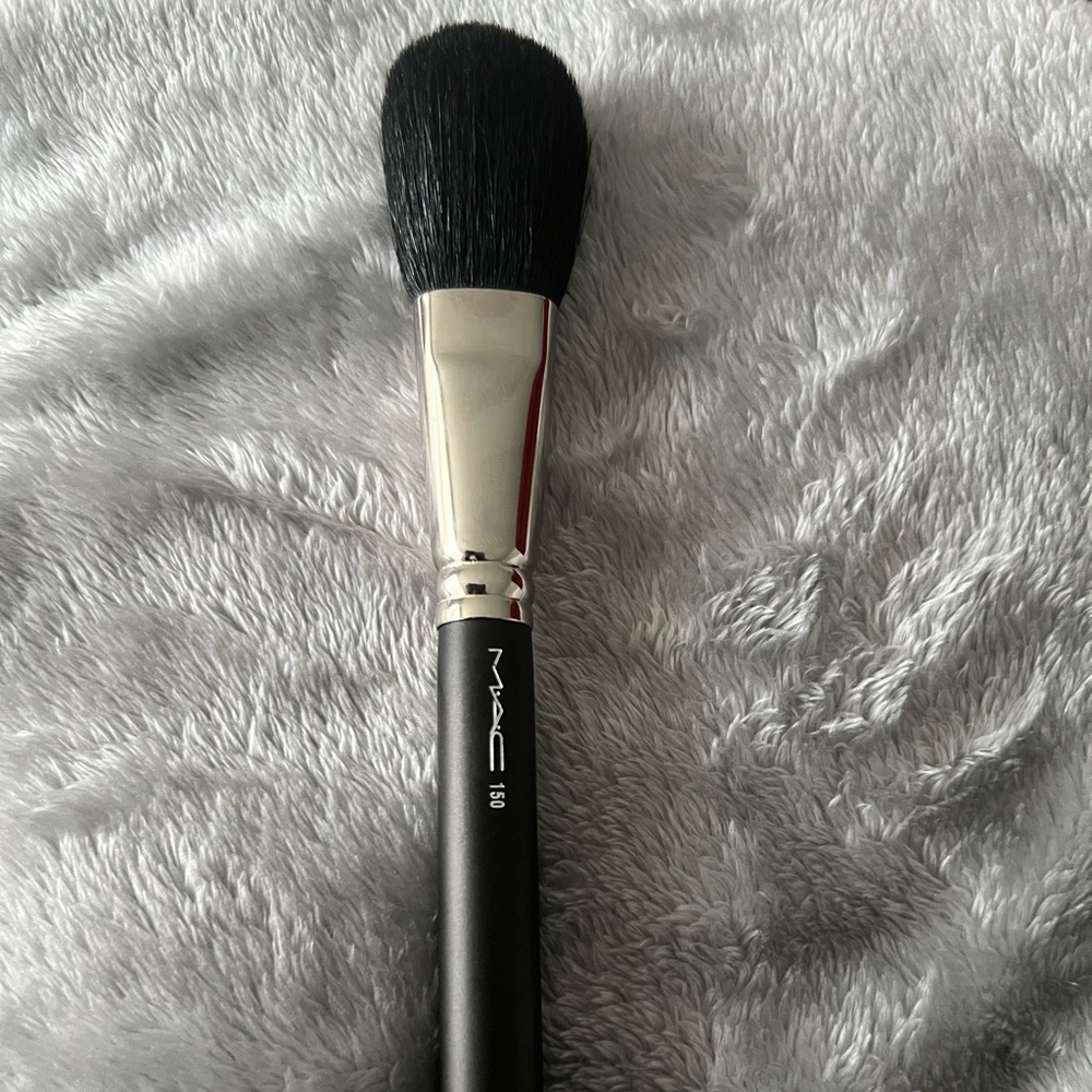 Mac natural hair brush #150